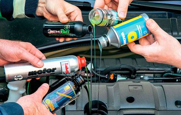 заливаем присадки Liqui Moly Ceratec в двигатель